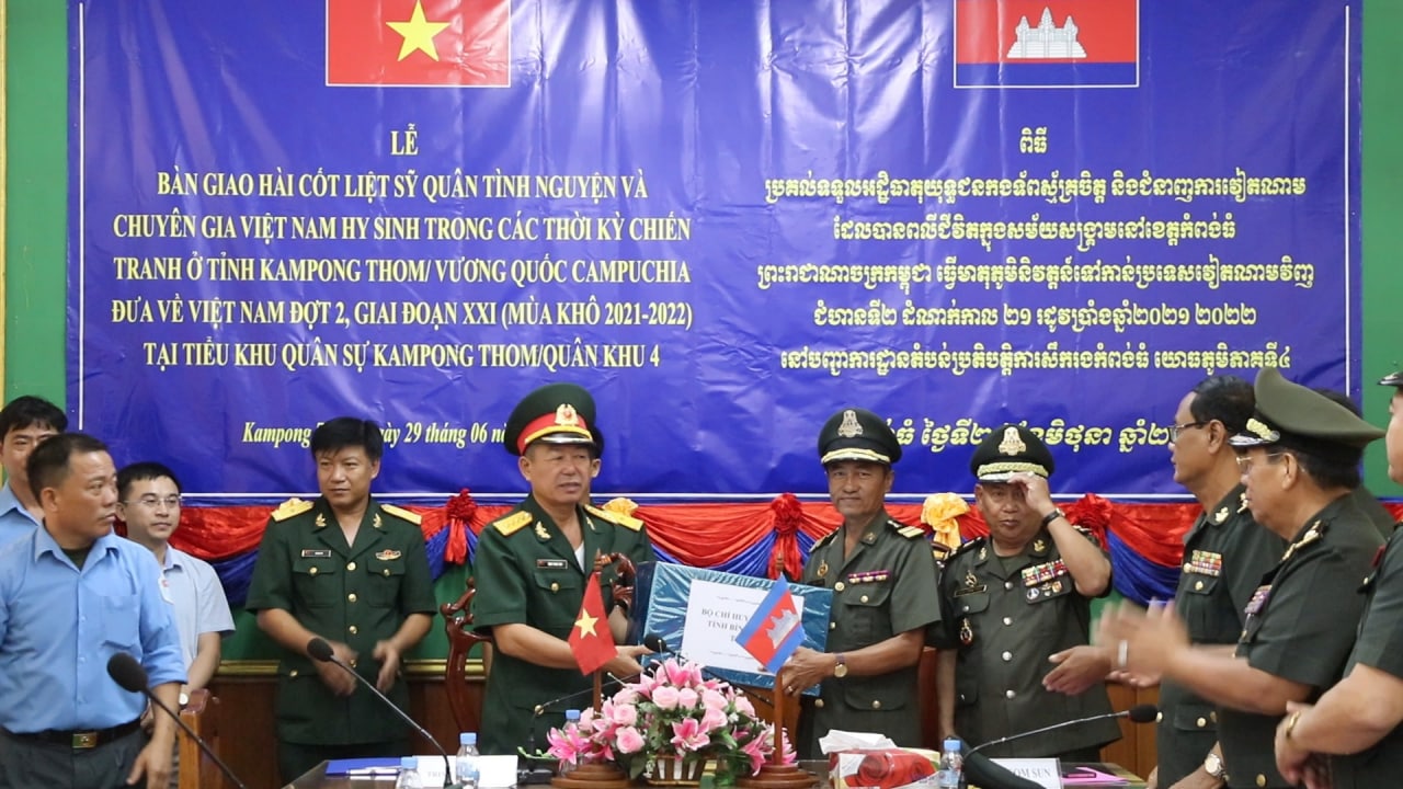 អដ្ឋិធាតុកងទ័ពស្ម័គ្រចិត្តវៀតណាម ដែលបានពលីនៅក្នុងខេត្តកំពង់ធំ ត្រូវបានធ្វើមាតុភូមិនិវត្តន៍ទៅប្រទេសកំណើតវិញ