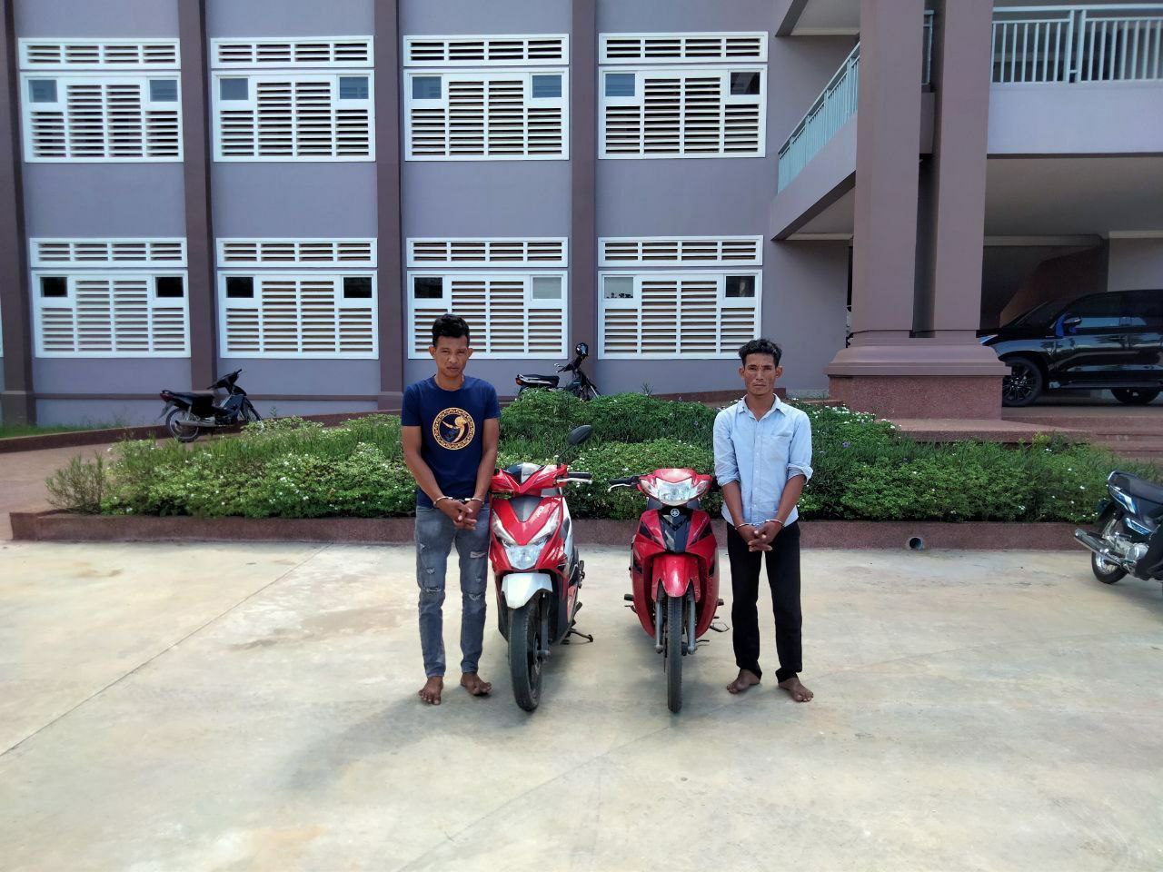 កងរាជអាវុធហត្ថខេត្តកំពង់ឆ្នាំង ចាប់ខ្លួនជនសង្ស័យ ២នាក់ ក្នុងករណីកាច់កម៉ូតូ នៅភូមិទួលក្រឡាញ់ សង្កាត់កំពង់ឆ្នាំង