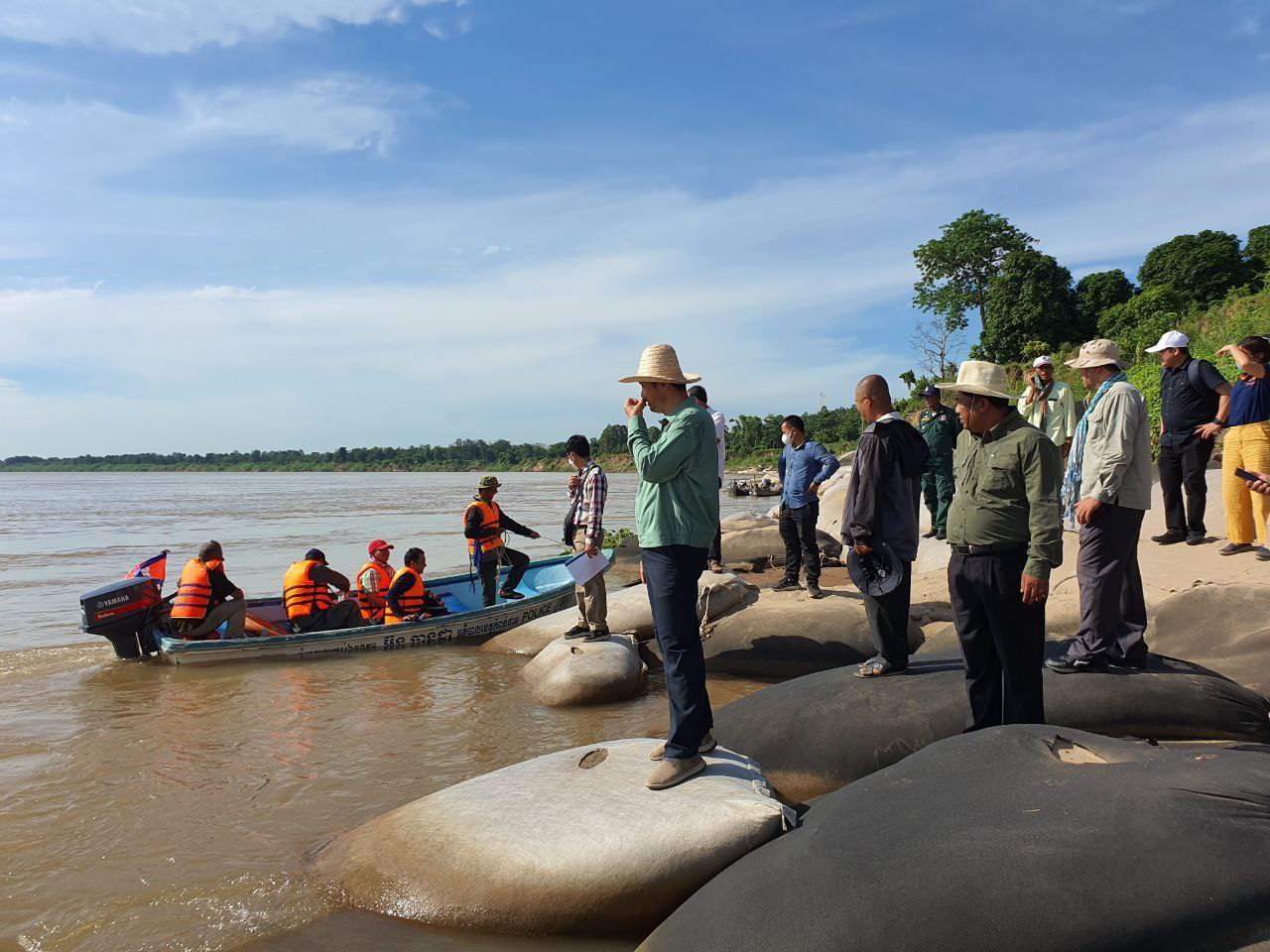 អភិបាលខេត្តកំពង់ចាម ដាក់ចេញវិធានការក្តៅក្នុងការទប់ស្កាត់ និងបង្ក្រាបអាជីវកម្មរ៉ែខ្សាច់ខុសច្បាប់ និងបទល្មើសគ្រប់ប្រភេទ