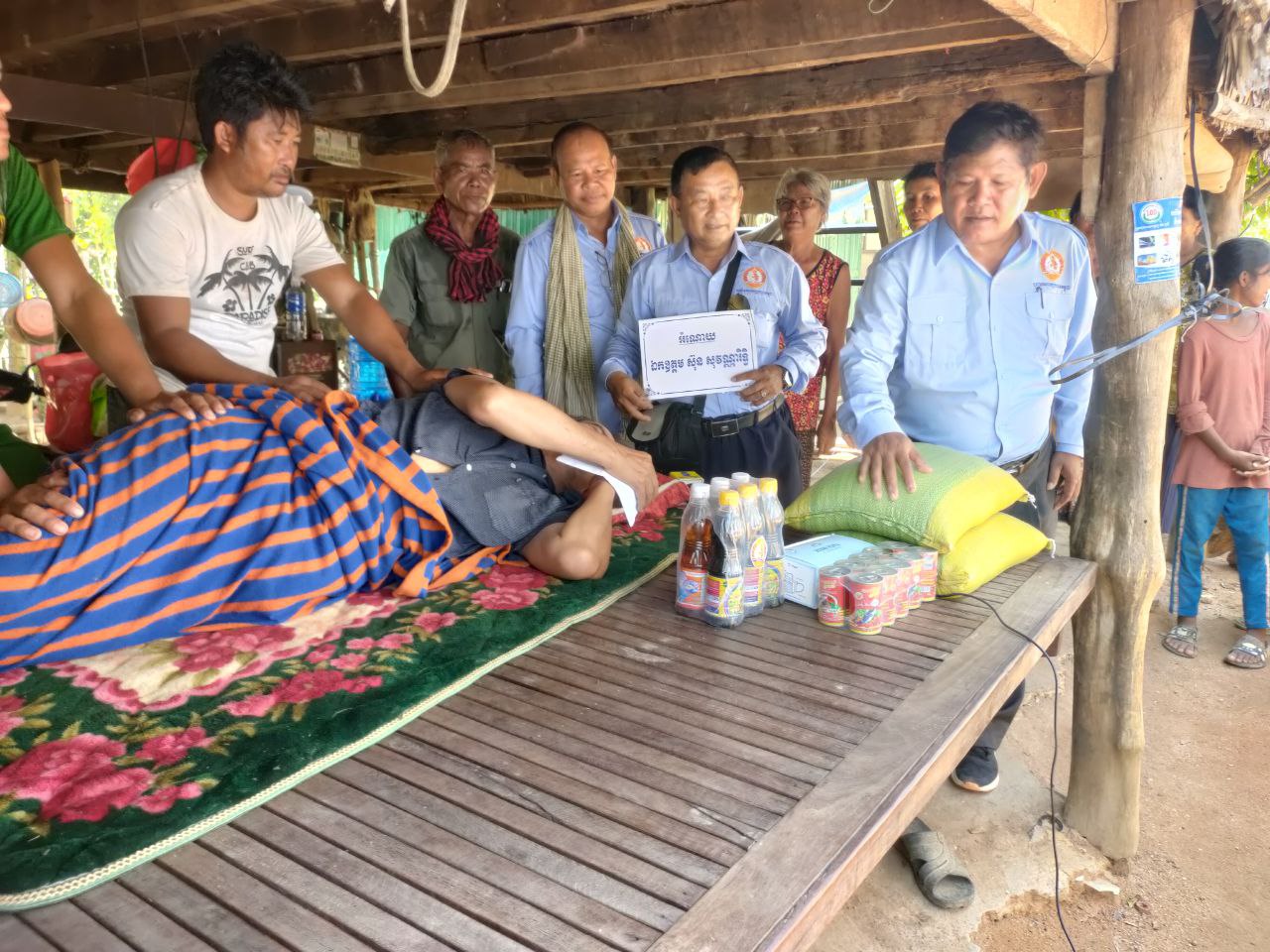 ក្រុមព័ត៌មានយុវជនគណបក្សកម្ពុជាខេត្តកំពង់ឆ្នាំង នាំយកអំណោយឯកឧត្តមប្រធានគណបក្សខេត្ត ផ្ដល់ជូនលោកតា លោកយាយមានជំងឺ និងក្រីក្រចំនួន៧គ្រួសារ ក្នុងស្រុករលាប្អៀរ