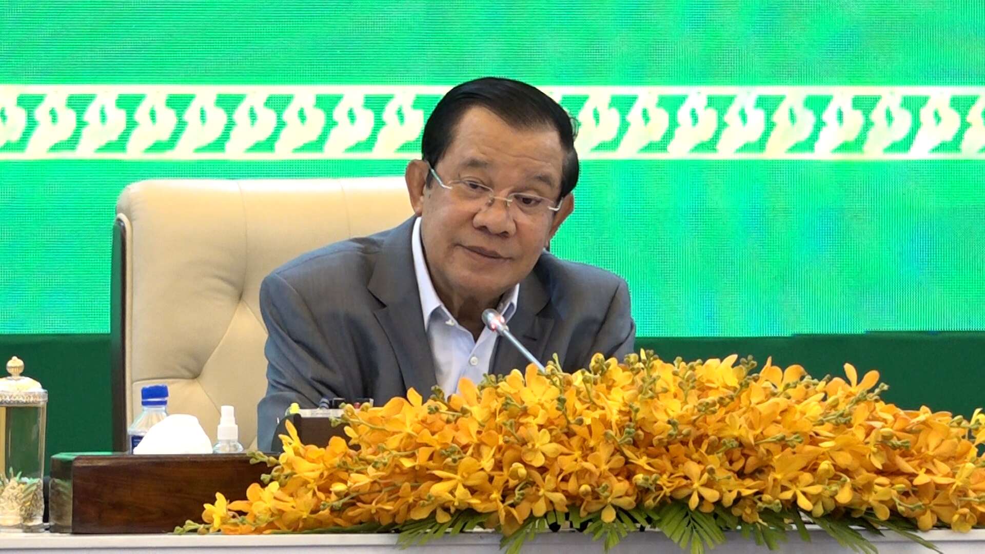 សម្តេចតេជោ ហ៊ុន សែន ដោះស្រាយសំណូមពរពលរដ្ឋ ដោយអនុញ្ញាតិអោយរថយន្តចង្កូតស្តាំមិនបាច់កែចង្កូត តែសុំបង់ពន្ធ