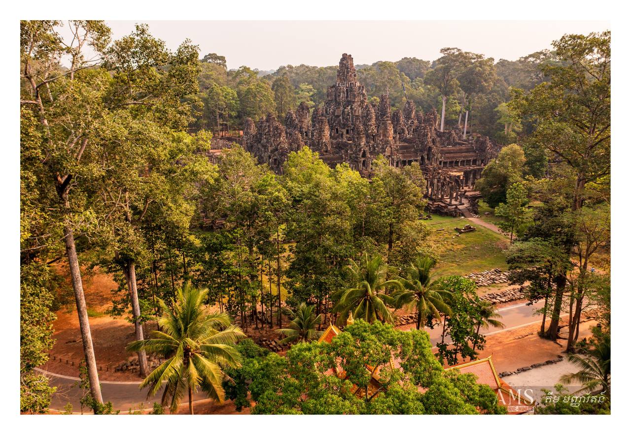 ប្រាសាទបាយ័នមានតួប៉មនីមួយៗមានមុខបួន ហើយមានកំពូលសរុបទាំងអស់៥៤ ដែលតំណាងឱ្យខេត្តក្រុងខ្មែរទាំង ៥៤ នៅសម័យកាលនោះ