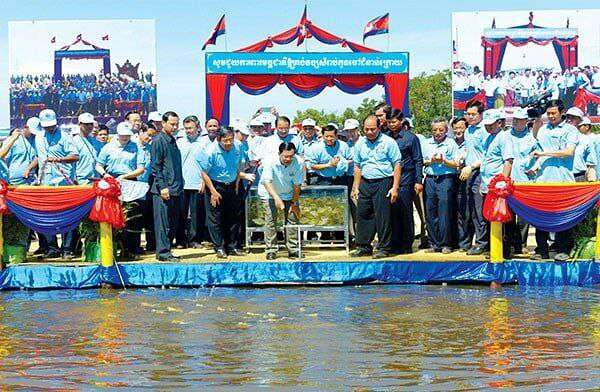 ព្រឹកនេះសម្ដេចតេជោ ហ៊ុន សែន អញ្ជើញលែងកូនបង្កង, កូនត្រី និងត្រីមេពូជ ចម្រុះជាង ១លានក្បាល រួមទាំងប្រភេទវារីសត្វជិតផុតពូជ ចូលក្នុងអាងត្រពាំងថ្ម ខេត្តបន្ទាយមានជ័យ ដើម្បីអបអរទិវាមច្ឆជាតិ ០១ កក្កដា