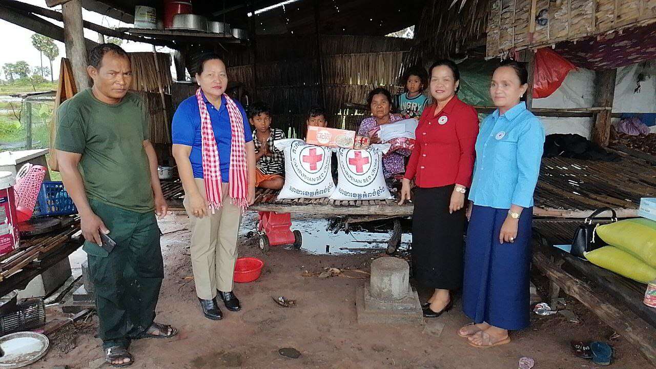 លោកជំទាវ ប៊ន សុភី នាំយកអំណោយសាខាកាកបាទក្រហមខេត្តកំពង់ឆ្នាំងឧបត្ថម្ភបន្ទាន់ដល់ កុមារ ៣នាក់បងប្អូន ដែលឪពុកទៅកំដរម្ដាយកំពុងសង្គ្រោះបន្ទាន់ពេលសម្រាលកូននៅមន្ទីរពេទ្យកាល់ម្រែត្រ រាជធានីភ្នំពេញ