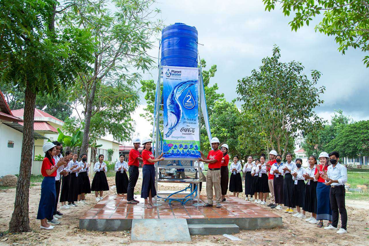មូលនិធិកូកា-កូឡា គាំទ្រមូលនិធិ Planet Water នាំយកទឹកស្អាតជូនសិស្សានុសិស្ស និងពលរដ្ឋ នៅខេត្តព្រៃវែង