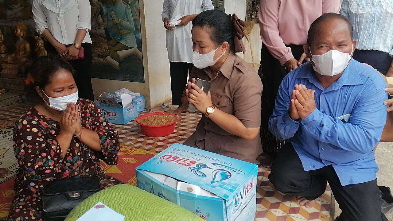 លោកជំទាវ ប៊ន សុភី នាំអំណោយ របស់អភិបាលខេត្ត ឧបត្ថម្ភថវិកាបូជាសពស្ត្រីក្រីក្រ ដែលក្រុមគ្រួសារគ្មានថវិកាធ្វើបុណ្យ នៅក្នុងក្រុងកំពង់ឆ្នាំង