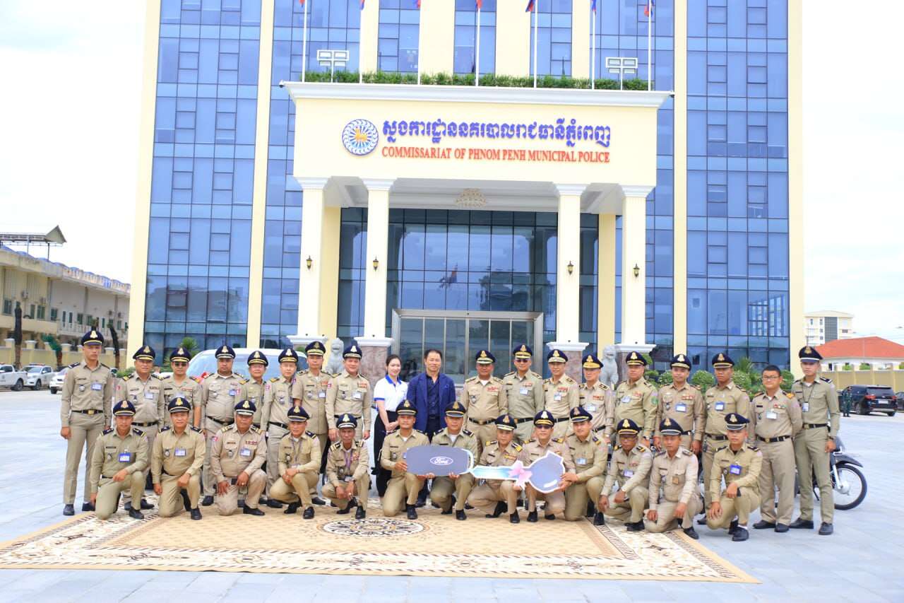 ក្រុមហ៊ុន អេច អេស ស៊ី ខូអិលធីឌី ឧបត្ថម្ភ ម៉ូតូម៉ាកហុងដា១០គ្រឿង និងរថយន្តហ្វត ស៊េរីឆ្នាំ២០២៣ ចំនួនមួយគ្រឿង ជូនដល់អធិការដ្ឋាន នគរបាលខណ្ឌដូនពេញ