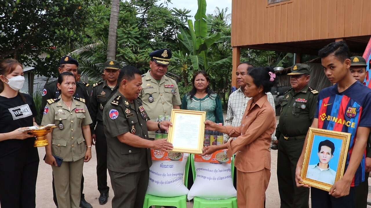 ឧត្តមសេនីយ៍ទោ សោម ស៊ុន នាំយកថវិកាបេឡាមរណសង្គ្រោះចំនួន ៤លានរៀលប្រគល់ជូនគ្រួសារសពអតីតយុទ្ធជនពិការឈ្មោះ ស៊ិន អុន
