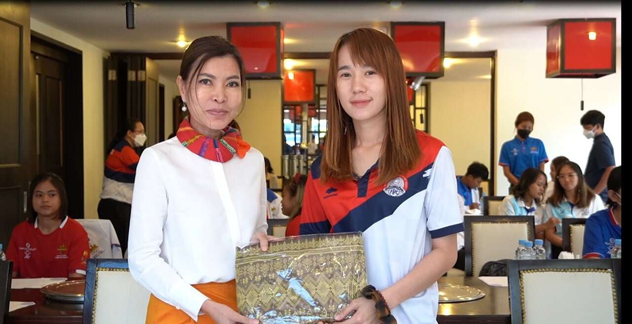 លោកជំទាវ កុយ ពិសី ប្រធានគណកម្មការស្រ្តី និងកីឡា ជួបសំណេះសំណាលជាមួយ ក្រុមកីឡាការិនីឆ្នើម ៣៥រូប ដែលឈ្នះមេដាយពីស៊ីហ្គេមនៅវៀតណាម (Video inside)
