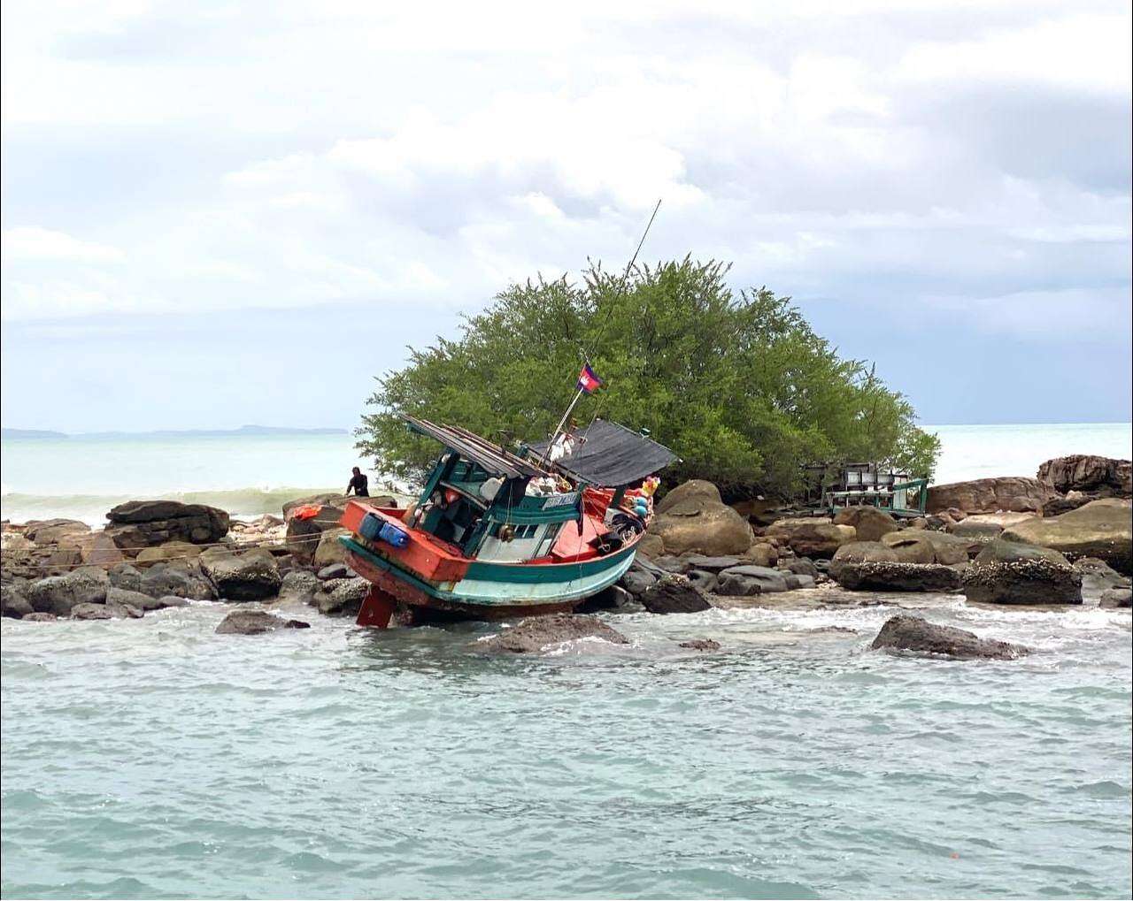 មនុស្ស២នាក់ដែលជាប់លើទូកនេសាទត្រូវបានជួយសង្គ្រោះ