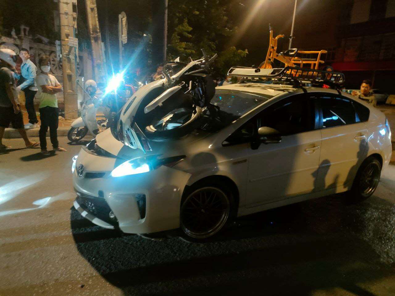 រថយន្ត Prius បុកម៉ូតូស្កុបពីប៉ើងទើលើរថយន្តស្លាប់ម្នាក់ របួសធ្ងន់ម្នាក់