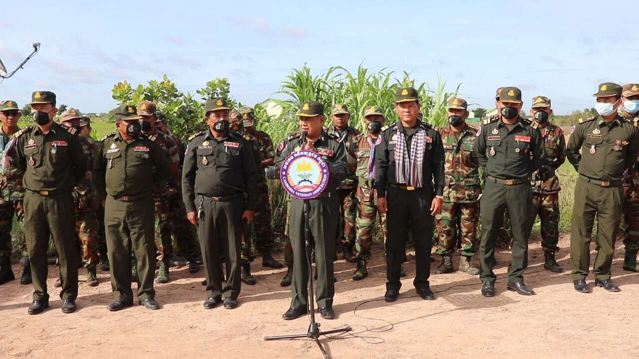 ប្រធានសមាគមអតីតយុទ្ធជនកម្ពុជាខេត្ត ចុះសួរសុខទុក្ខឧបត្ថម្ភស្បៀងអាហារ ថវិកាជូនអតីតយុទ្ធជនដៃគូសម្ព័ន្ធមេត្រីភាព