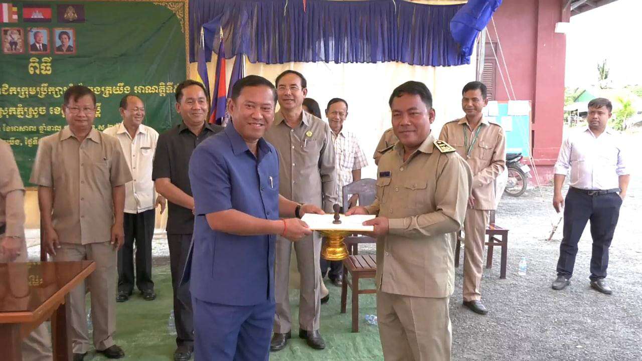 អភិបាលខេត្តកំពង់ស្ពឺ ណែនាំឱ្យមេឃុំសង្កាត់ទាំងអស់ ត្រូវខិតខំបំពេញតួនាទីភារកិច្ចឱ្យបានល្អដើម្បីឆ្លើយតបតម្រូវការពលរដ្ឋ