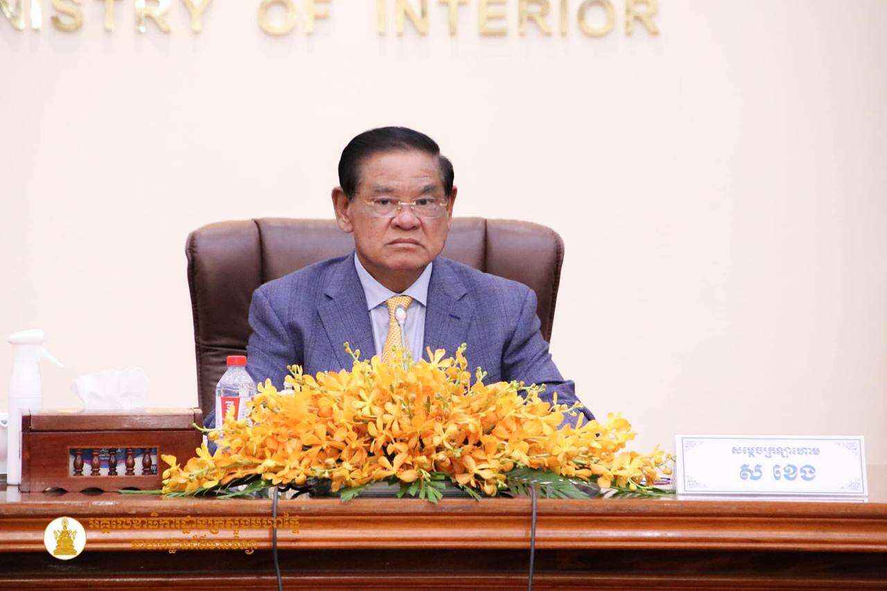 សម្ដេចក្រឡាហោម ស ខេង អនុញ្ញាតឱ្យកម្មសិក្សាការី វគ្គវិក្រឹតការមន្ដ្រីជាន់ខ្ពស់ក្រសួងមហាផ្ទៃសម្រាប់ឆ្នាំ២០២១ ចូលជួបសម្តែងការគួរសម និងស្នើសុំអនុសាសន៍
