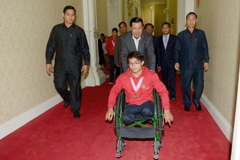 ព្រឹកនេះ សម្តេចតេជោ ហ៊ុន សែន ជួបសំណេះសំណាល ជាមួយប្រតិភូ កីឡាប៉ារ៉ាឡាំពិកកម្ពុជាមុនចេញទៅចូលរួមព្រឹត្តិការណ៍អាស៊ានប៉ារ៉ាហ្គេម នៅប្រទេសឥណ្ឌូនេស៊ី
