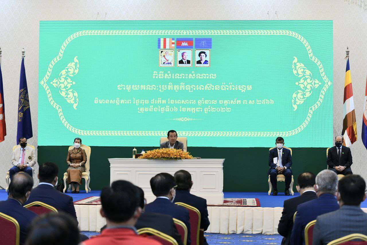 សម្ដេចតេជោ ហ៊ុន សែន ប្រកាសអនុញ្ញាតឱ្យរថយន្តចង្កូតស្ដាំ អាចបង់ពន្ធដោយមិនចាំបាច់កែចង្កូត
