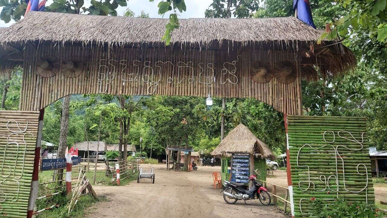 ថ្មក្រាលតំបន់ទេសចរណ៍ធម្មជាតិនៅស្រុកទឹកផុស