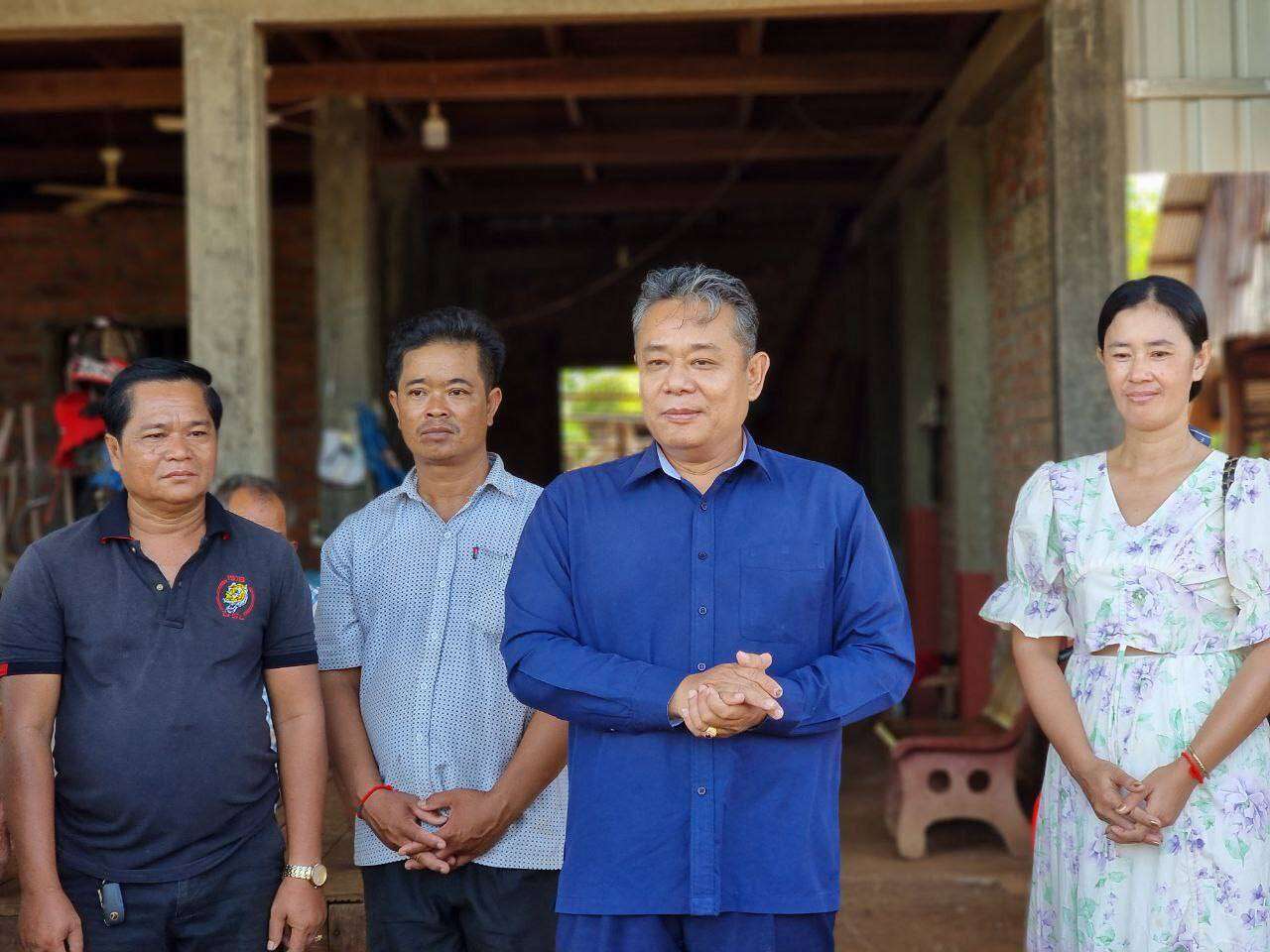 មន្ត្រីក្រុមការងាចុះជួបសំណេះសំណាល និងសួរសុខទុក្ខជាមួយប្រជាពលរដ្ឋ ដែលមានជីវភាពខ្វះខាតចំនួន១៣គ្រួសារនៅភូមិភ្នំ
