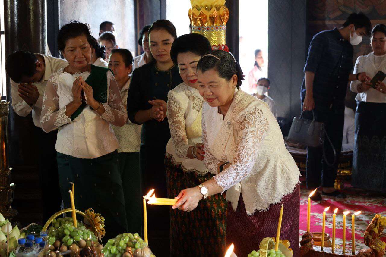 លោកជំទាវកិត្តិសង្គហបណ្ឌិត ម៉ែន សំអន អញ្ជើញអុជធូប ថ្វាយគ្រឿងសក្ការៈ និងតម្កល់ទៀនព្រះវស្សានៅវត្តភ្នំ ដើម្បីសុំសេចក្តីសុខ សេចក្តីចម្រើនជូនប្រជាពលរដ្ឋកម្ពុជា