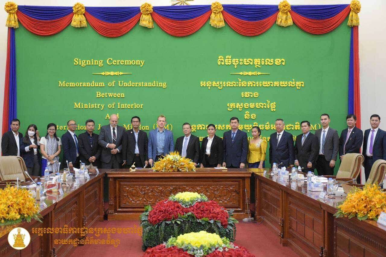 ឯកឧត្តម សន្ដិបណ្ឌិត តេង សាវង្ស និងនាយកអង្គការ IJM អញ្ជើញចុះហត្ថលេខាអនុស្សរណៈនៃការយោគយល់គ្នារវាង ក្រសួងមហាផ្ទៃ និងអង្គការ IJM សម្រាប់កិច្ចសហប្រតិបត្តិការ ៣ឆ្នាំបន្ដទៀត