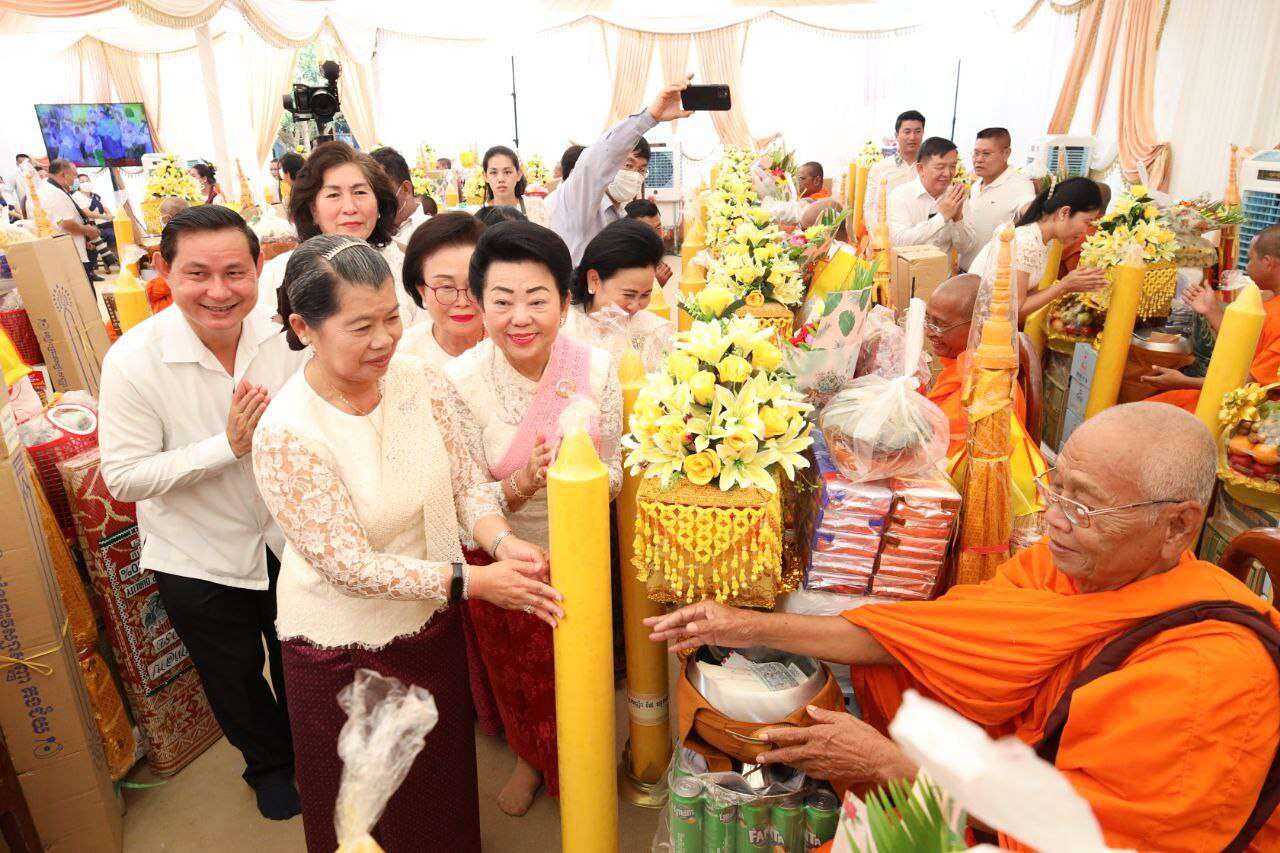 លោកជំទាវកិត្តិសង្គហបណ្ឌិត ម៉ែន សំអន អញ្ជើញប្រគេនទៀនព្រះវស្សា និងទេយ្យវត្ថុព្រះសង្ឃចំនួន ៣៩វត្ត នៅខេត្តកំពង់ធំ