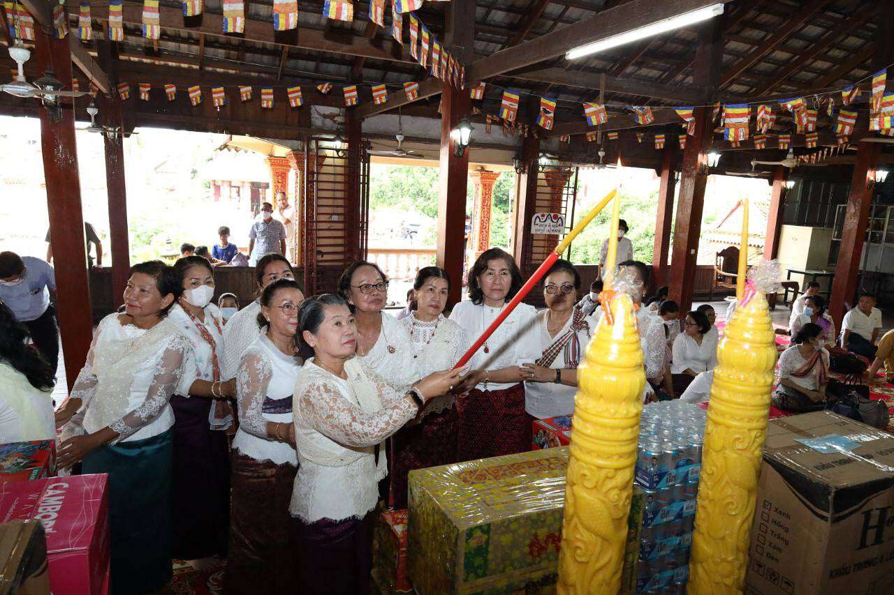 លោកជំទាវកិត្តិសង្គហបណ្ឌិត ម៉ែន សំអន អញ្ជើញប្រគេនទៀនព្រះវស្សា និងទេយ្យវត្ថុ ដល់ព្រះសង្ឃចំនួនបីវត្ត នៅខេត្តក្រចេះ