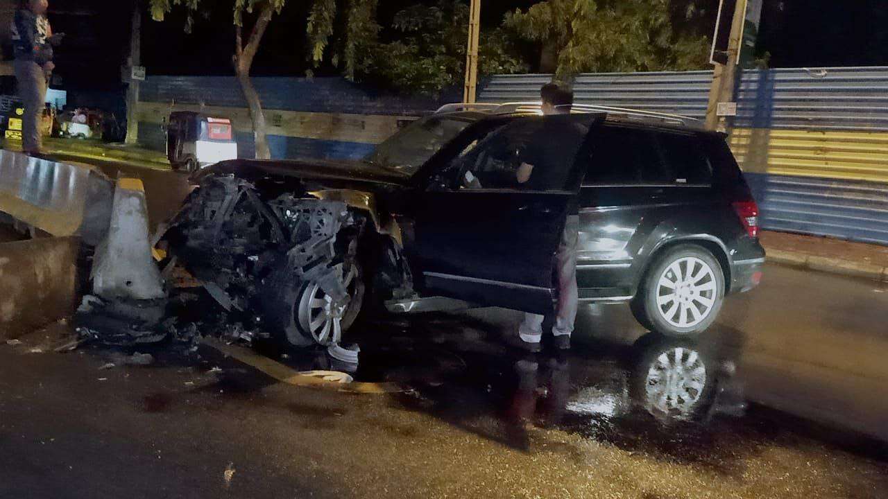 រថយន្តស៊េរីទំនើប Mercedes បុករបាំងថ្មពុះចែកទ្រូងផ្លូវបាក់អស់ពីរកង់ ធ្វើឲ្យរថយន្តខ្ទេចមួយកំណាត់មុខ