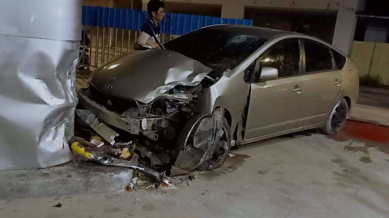 រថយន្ត Prius បុកឃឿនផ្លូវហើយបន្តទៅបុកចូលការ៉ាសសាំងមួយកន្លែងទៀតរងការខូចខាតយ៉ាងដំណំ