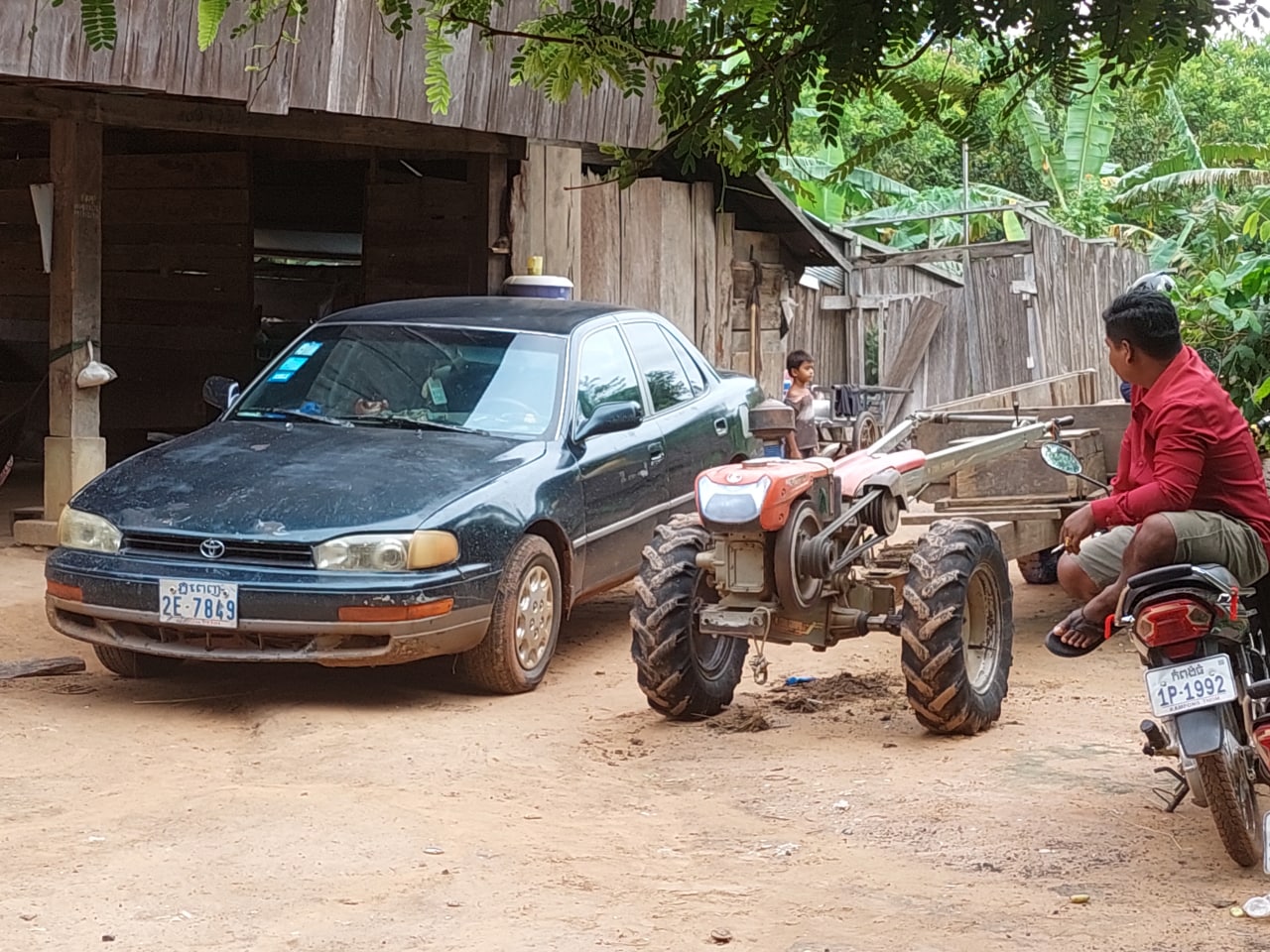 ខណ្ឌរដ្ឋបាលព្រៃឈើខេត្តព្រះវិហារ បង្ក្រាបឈើប្រណិតបានជាង ២០ដុំ ដែលឈ្មួញដឹកពីព្រៃ យកមកទម្លាក់ទុកក្នុងបរិវេណផ្ទះប្រជាពលរដ្ឋ