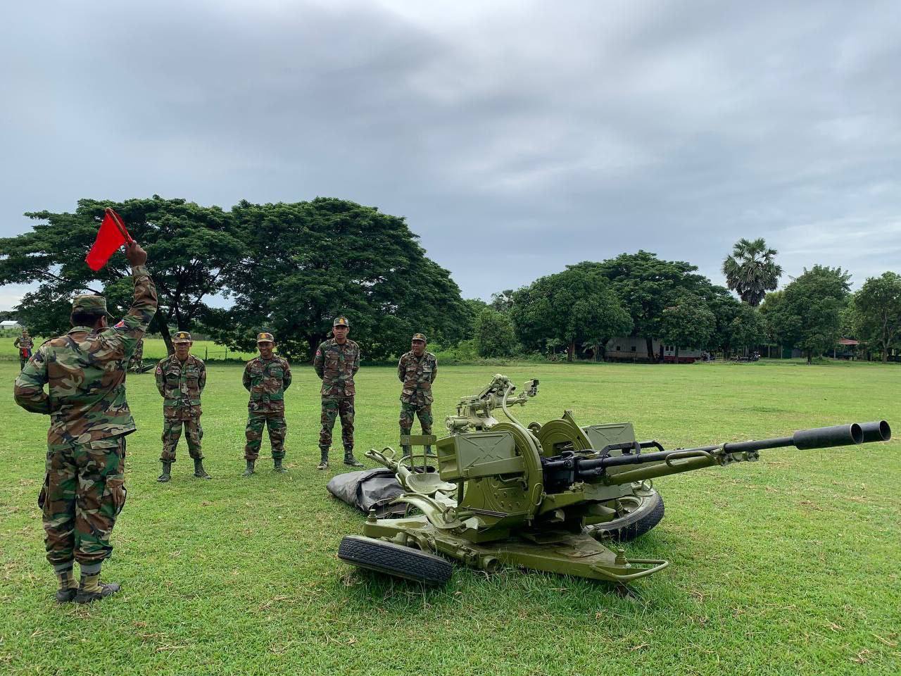 នាយកសាលាពលទាហានទី៥ ផ្សព្វផ្សាយការងារ អប់រំចិត្តសាស្ត្រ ច្បាប់ លក្ខ័នន្តិកៈ បទវិន័យទូទៅ នៃកងយោធពលខេមរភូមិន្ទ ជូនសិក្ខាកាមកំពុងសិក្សារៀនសូត្រនៅសាលាពលទាហានទី៥ ចំនួន ២៩៣នាក់