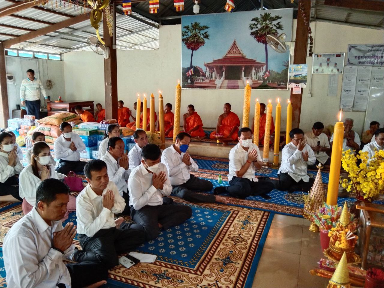 ទៀនវស្សា និងទេយ្យទានជាច្រេីនមុខទៀត ត្រូវបានក្រុមការងារគណបក្សប្រជាជនខេត្តរតនគិរី ដង្ហែរទៅវេប្រគេនព្រះសង្ឃនៅវត្តសិលាគិរីរុក្ខារាម ហៅវត្តភ្នំបេង