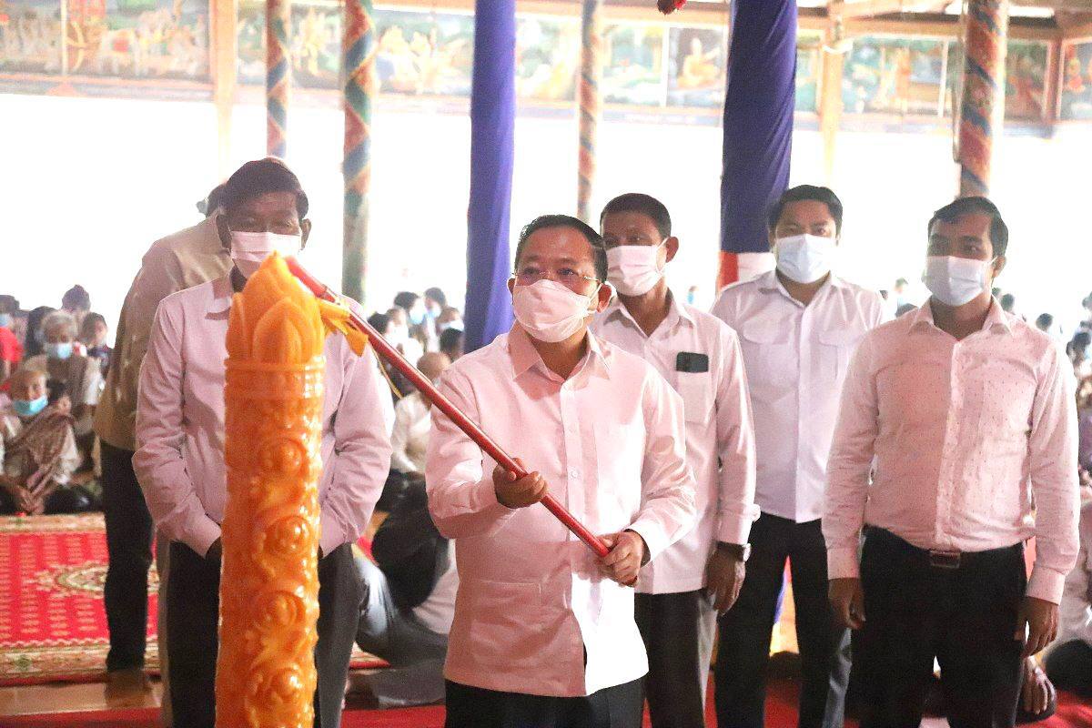 តំណាងរាស្ត្រមណ្ឌលខេត្តត្បូងឃ្មុំ នាំយកទៀនព្រះវស្សា និង គ្រឿងឧបភោគបរិភោគ ប្រគេនព្រះសង្ឃចំនួន ៥វត្ត នៅ ស្រុកតំបែរ ខេត្តត្បូងឃ្មុំ