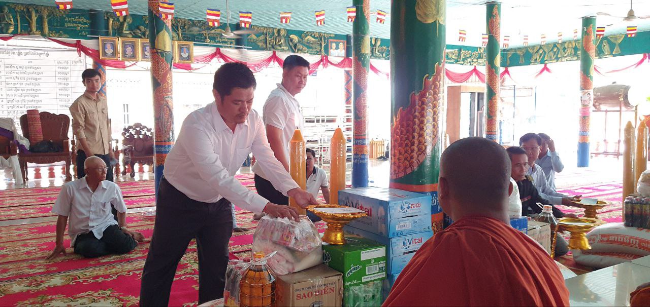 អភិបាលក្រុងបាវិតនាំយកទៀនព្រះវស្សា ប្រគេនព្រះសង្ឃគង់ចាំព្រះវស្សា អស់កាលត្រីមាសចំនួន ៤វត្ត នៅសង្កាត់បាវិត ក្រុងបាវិត