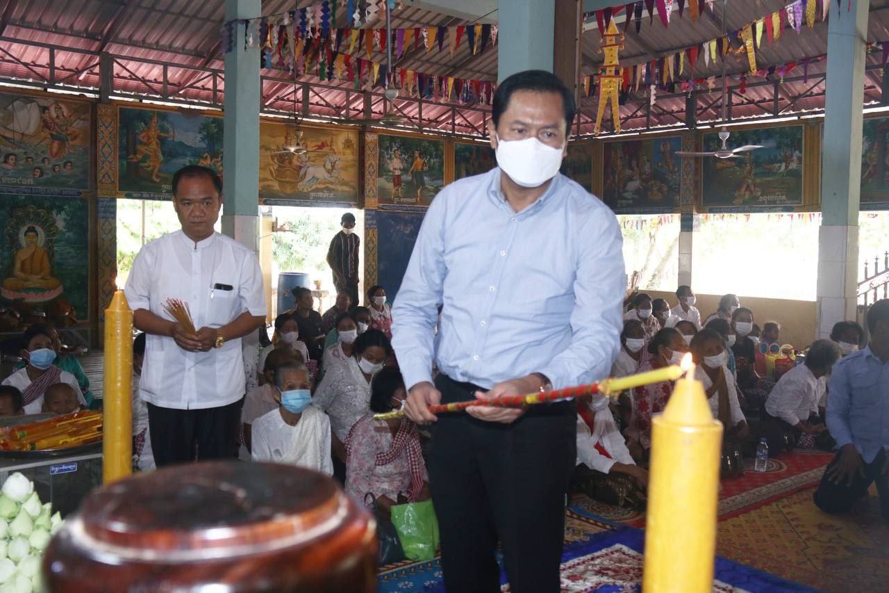 ក្រុមការងារចុះជួយឃុំពពេល បន្តនាំយកទៀនព្រះវស្សា បច្ច័យ និងទេយ្យទាន ប្រគេនព្រះសង្ឃគង់ចាំព្រះវស្សានៅវត្តចំនួន៣ ក្នុងមូលដ្ឋានរបស់ខ្លួន