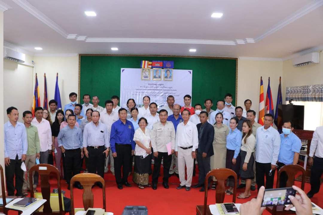 សិស្សានុសិស្ស នៃសាលាបឋមសិក្សា ទាំង ២២ទូទាំង ខេត្តកែប ទទួលបានសម្ភារៈសិក្សា ពីអង្គការ អែដ អេ អាក់ស្យុង