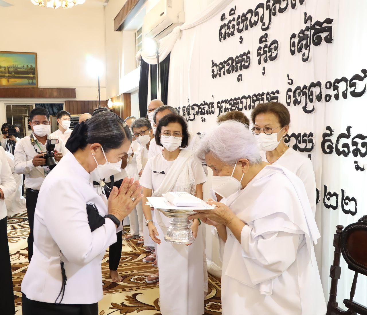 លោកជំទាវកិត្តិសង្គហបណ្ឌិត ម៉ែន សំអន អញ្ជើញគោរពវិញ្ញាណក្ខន្ធសព ឯកឧត្តម អ៉ឹង គៀត ឧត្តមប្រឹក្សាផ្ទាល់ព្រះមហាក្សត្រ