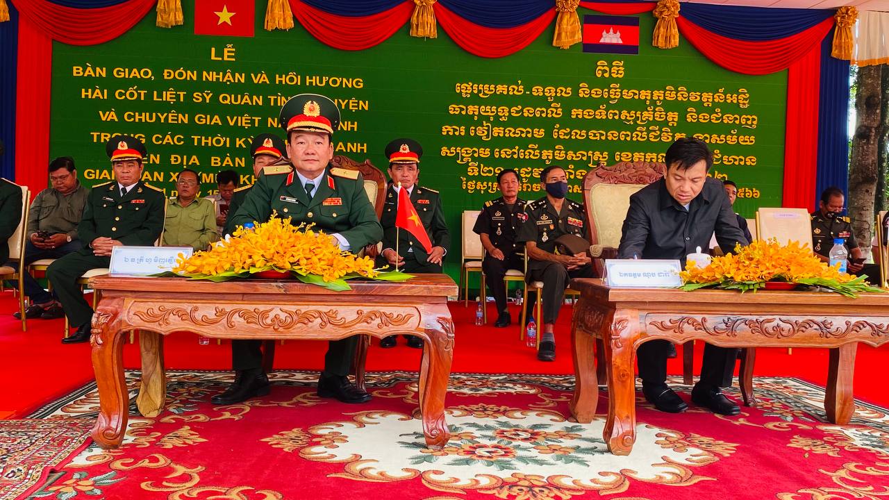 តំបន់ប្រតិបត្តិការសឹករងកណ្តាល ធ្វើពិធីផ្ទេរ-ប្រគល់ និងធ្វើមាតុភូមិនិវត្តន៍ អដ្ឋិធាតុកងទ័ពស្ម័គ្រចិត្ត និងជំនាញការវៀតណាម