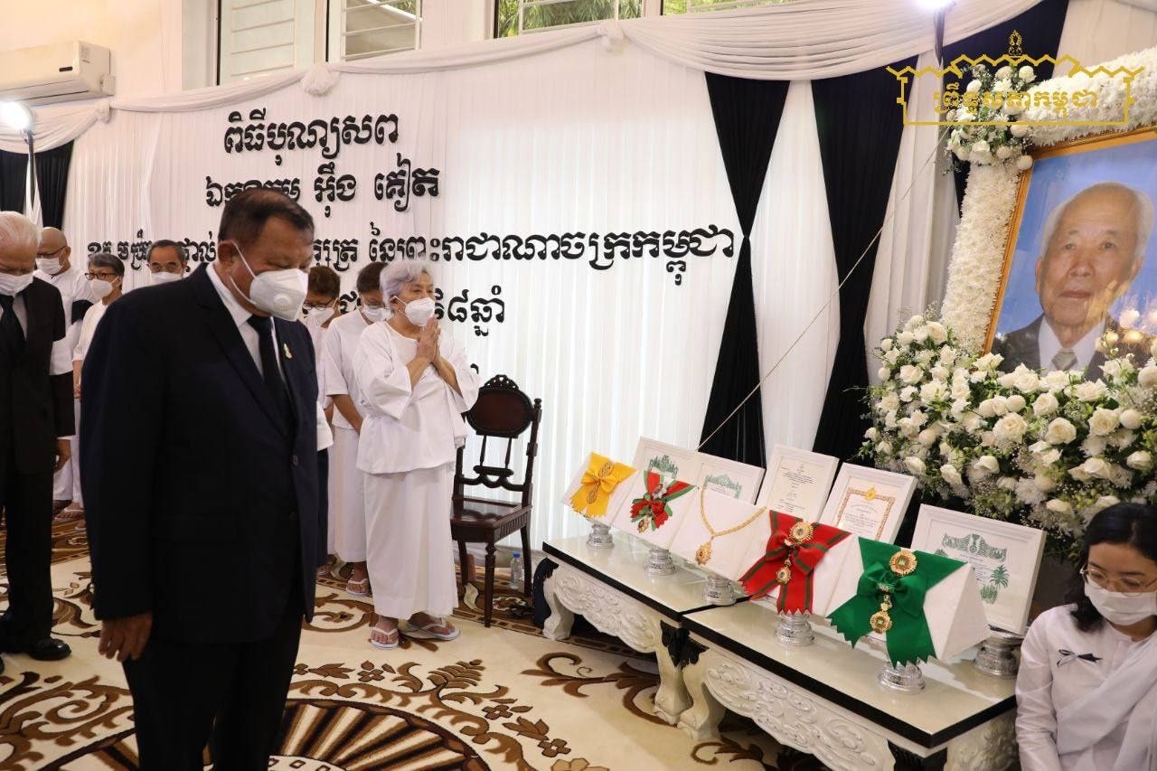 សម្តេចវិបុលសេនាភក្តី សាយ ឈុំ ដឹកនាំគណៈប្រភូព្រឹទ្ធសភា អញ្ជើញគោរពវិញ្ញាណក្ខន្ធសពឯកឧត្តម អ៊ឹង គៀត ឧត្តមប្រឹក្សា ផ្ទាល់ព្រះមហាក្សត្រ