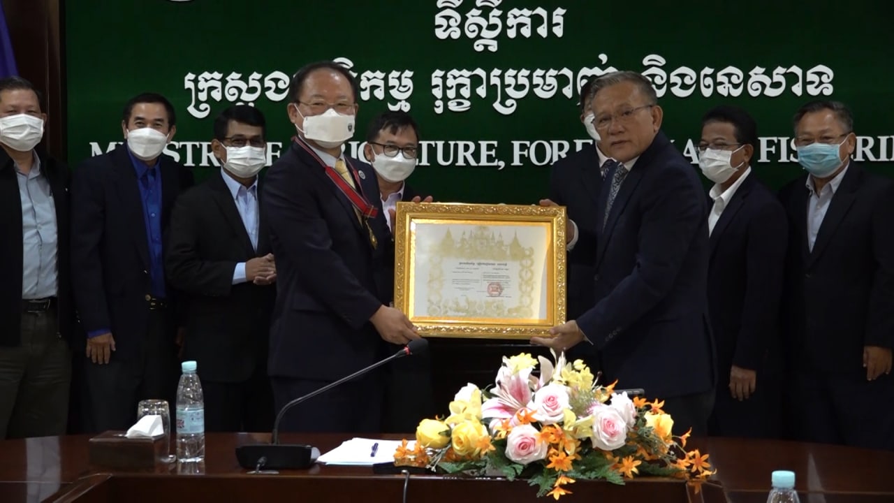 សាស្រ្តាចារ្យ ហូ ជុងស្ហីន ទទួលបានគ្រឿងឥស្សរយស មេដាយសហមេត្រី ថ្នាក់ធិបឌិន ពីរាជរដ្ឋាភិបាល
