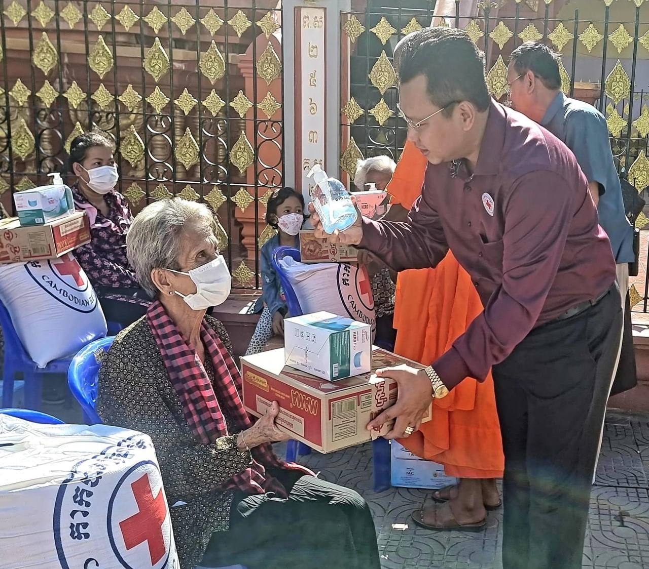 ប្រជាពលរដ្ឋជួបជីវភាពខ្វះខាត ក្នុងមូលដ្ឋានសង្កាត់បឹងទំពន់ទី១ ចំនួន ៤០គ្រួសារ ទទួលអំណោយមនុស្សធម៌ពីអនុសាខាកាកបាទក្រហមខណ្ឌមានជ័យ