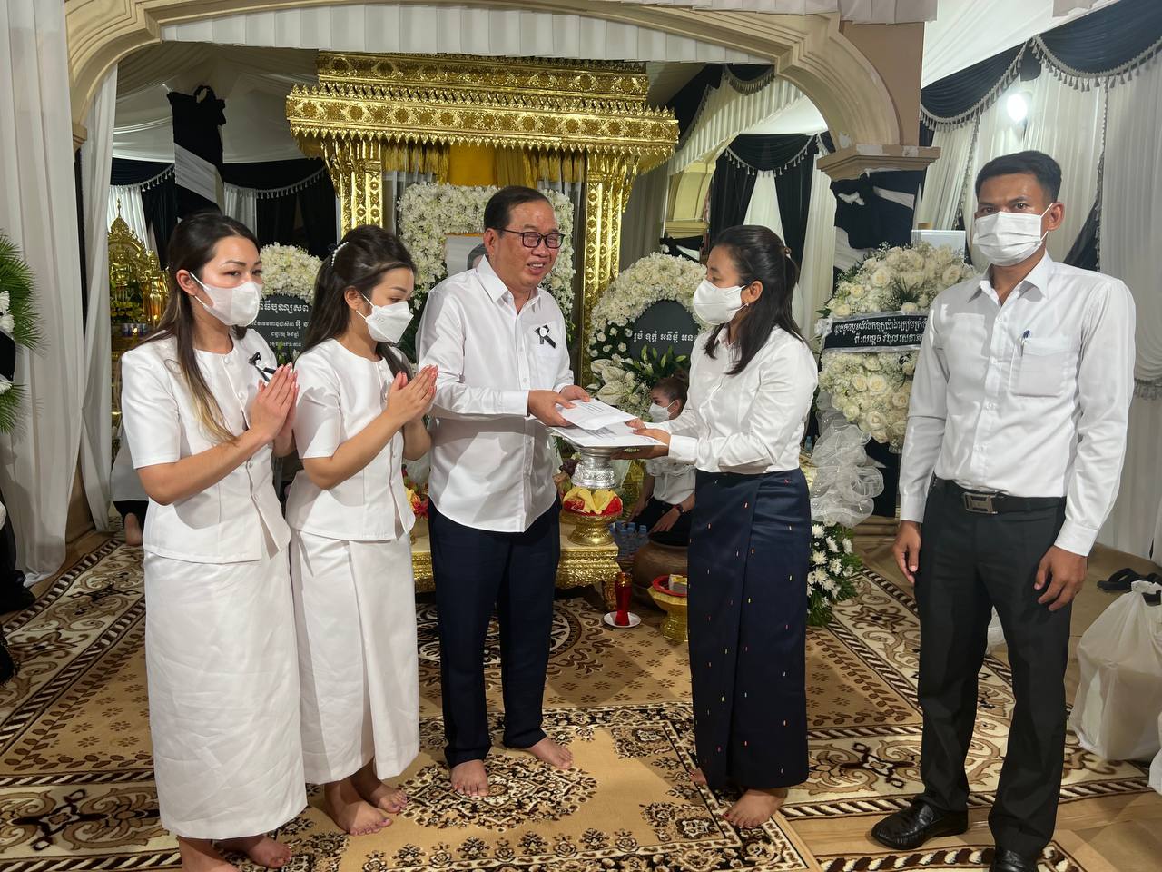 សម្តេចវិបុលសេនាភក្តី សាយ ឈុំ ចាត់តំណាងនាំយកសារលិខិតរំលែកទុក្ខ និងគោរពវិញ្ញាណក្ខន្ធ លោកជំទាវ អ៊ូ វាសនា ភរិយាឯកឧត្តម សូ ម៉ារ៉ា រដ្ឋលេខាធិការក្រសួងទេសចរណ៍