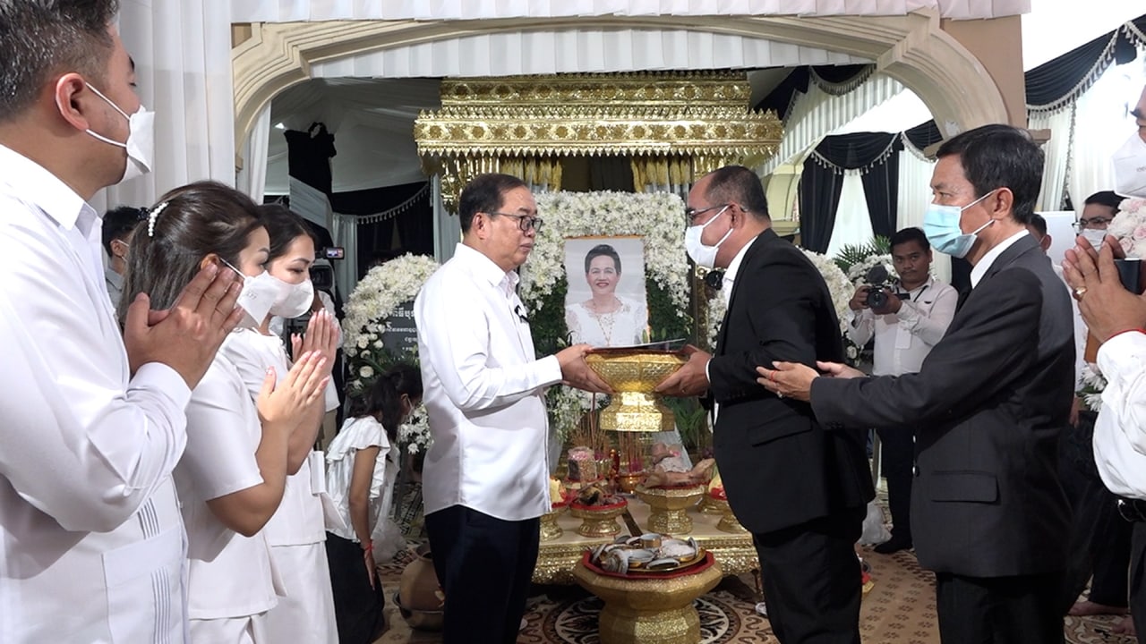 ឯកឧត្តម ណុប ចាន់ណារិន្ទ នាំសារលិខិតរំលែកទុក្ខ របស់លោកជំទាវកិត្តិសង្គហបណ្ឌិត ម៉ែន សំអន និងដឹកនាំប្រតិភូចូលរួមគោរពវិញ្ញាណក្ខ័ន្ធ ភរិយាឯកឧត្តម សូ ម៉ារ៉ា រដ្ឋលេខាធិការក្រសួងទេសចរណ៍