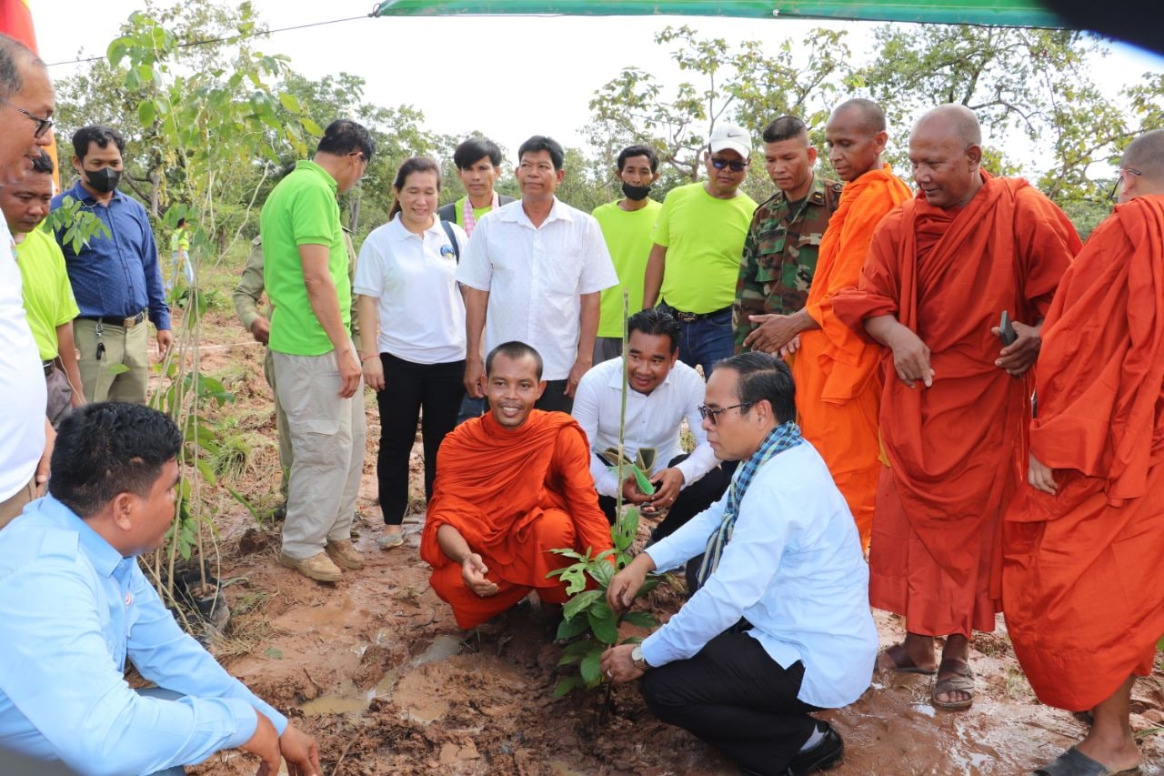 ព្រះសង្ឃ យុវជន អង្គរការសង្គមស៊ីវិល និងអាជ្ញាធរដែនដី ដែលស្រឡាញ់បរិស្ថាន ចូលរួមដាំកូនឈើ នៅតំបន់ព្រៃសហគមន៍សង្ឃរុក្ខវ័ន្ត