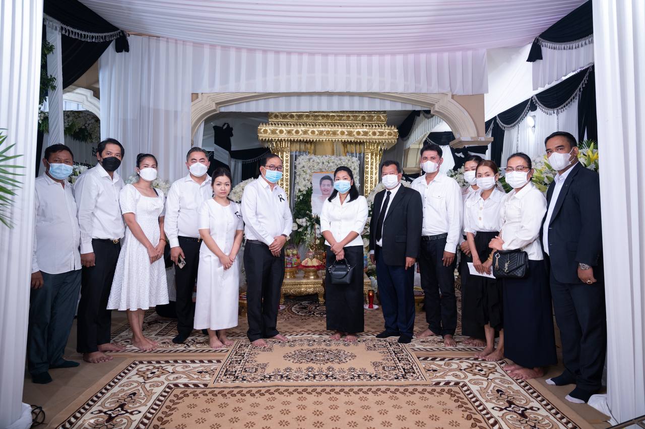 ថ្នាក់ដឹកនាំស្ថានីយ៍វិទ្យុ និងទូរទស្សន៍អប្សរាអញ្ជើញចូលរួមរំលែកទុក្ខ និងគោរពវិញ្ញាណក្ខន្ធ លោកជំទាវ អ៊ូ វាសនា ភរិយាឯកឧត្តម សូ ម៉ារ៉ា រដ្ឋលេខាធិការក្រសួងទេសចរណ៍