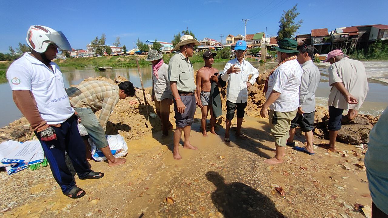 អាជ្ញាធរក្រុងកំពង់ឆ្នាំង ចុះត្រួតពិនិត្យកន្លែងទឹកជនលិចផ្លូវ និងជួសជុលស្ពានឈើ ដើម្បីជូនប្រជាពលរដ្ឋ ធ្វើដំណើរ ខណៈទឹកភ្លៀងនៅតែបន្តធ្លាក់ជាប់ៗគ្នា