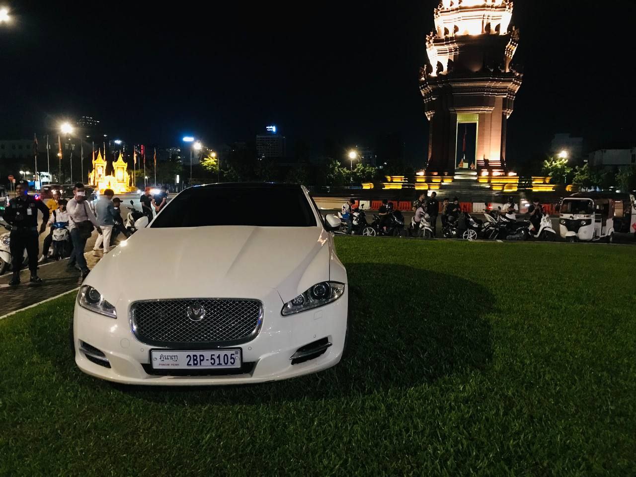 រថយន្តស៊េរីទំនើបបើកឡើងសួនវិមានឯករាជ្យ បណ្តាលឲ្យរងការខូចខាត