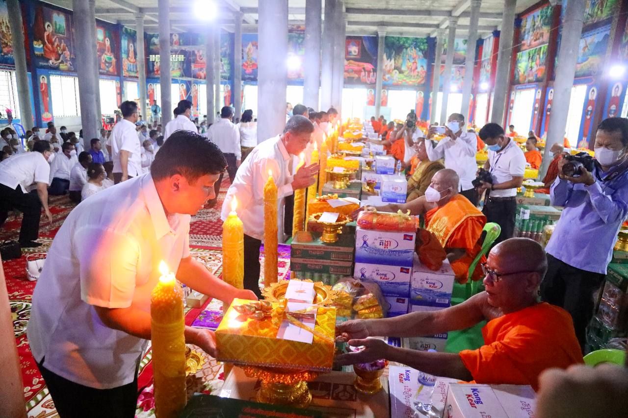 ឯកឧត្តម សាយ សំ​អាល់ រដ្ឋមន្ត្រី​ក្រសួងបរិស្ថាន និង​ជា​ប្រធាន​ក្រុមការងារ​រាជរដ្ឋាភិបាល​ចុះ​មូលដ្ឋាន ខេត្ត​ព្រះសីហនុ​នាំយក​ទៀនវស្សា និង​ទេយ្យទាន​ប្រគេន​ដល់​ព្រះសង្ឃ​ចំនួន​៤០​វត្ត​នៅ​ទូទាំង​ខេត្ត​ព្រះសីហនុ​