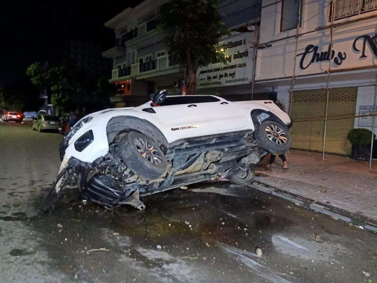 រថយន្ត Ford Ranger បើកលឿនជ្រុលបុករះបង្គោលថ្មនឹងលូ ផ្ទាំងថ្ម ក្រឡាប់ផ្ងារជើងម្ខាង