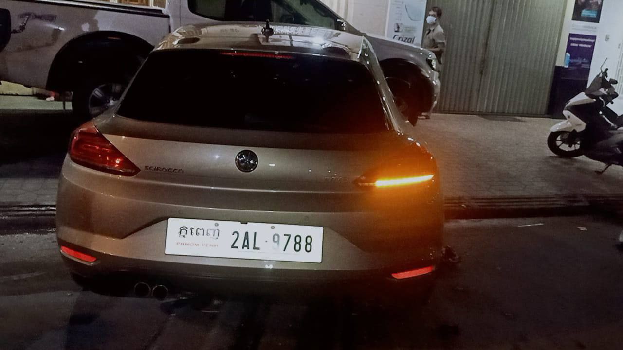 រថយន្តទំនើប​ VOLVEGAN បុករថយន្ត lexus 570 រួចបន្តទៅបុករថយន្ត Ford មួយគ្រឿងទៀតរងការខូចខាតយ៉ាងដំណំ
