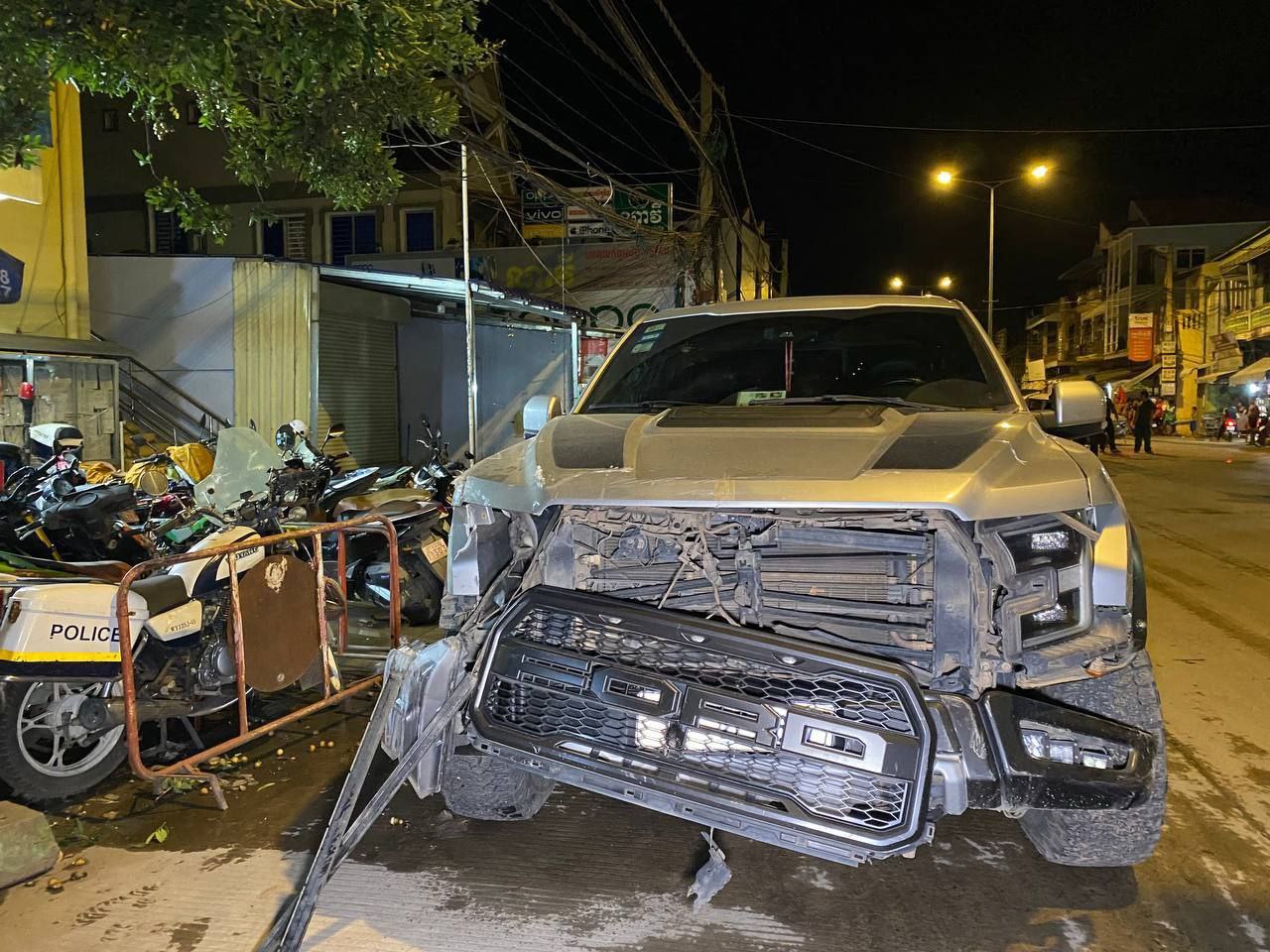 រថយន្តទំនើប Ford Raptor បើកលឿនជ្រុលទៅបុករថយន្តដឹកត្រីដែលបត់ឆ្លងផ្លូវខ្ទាតទៅផ្ទប់នឹងរបាំងថ្មរងការខូចខាតយ៉ាងដំណំ